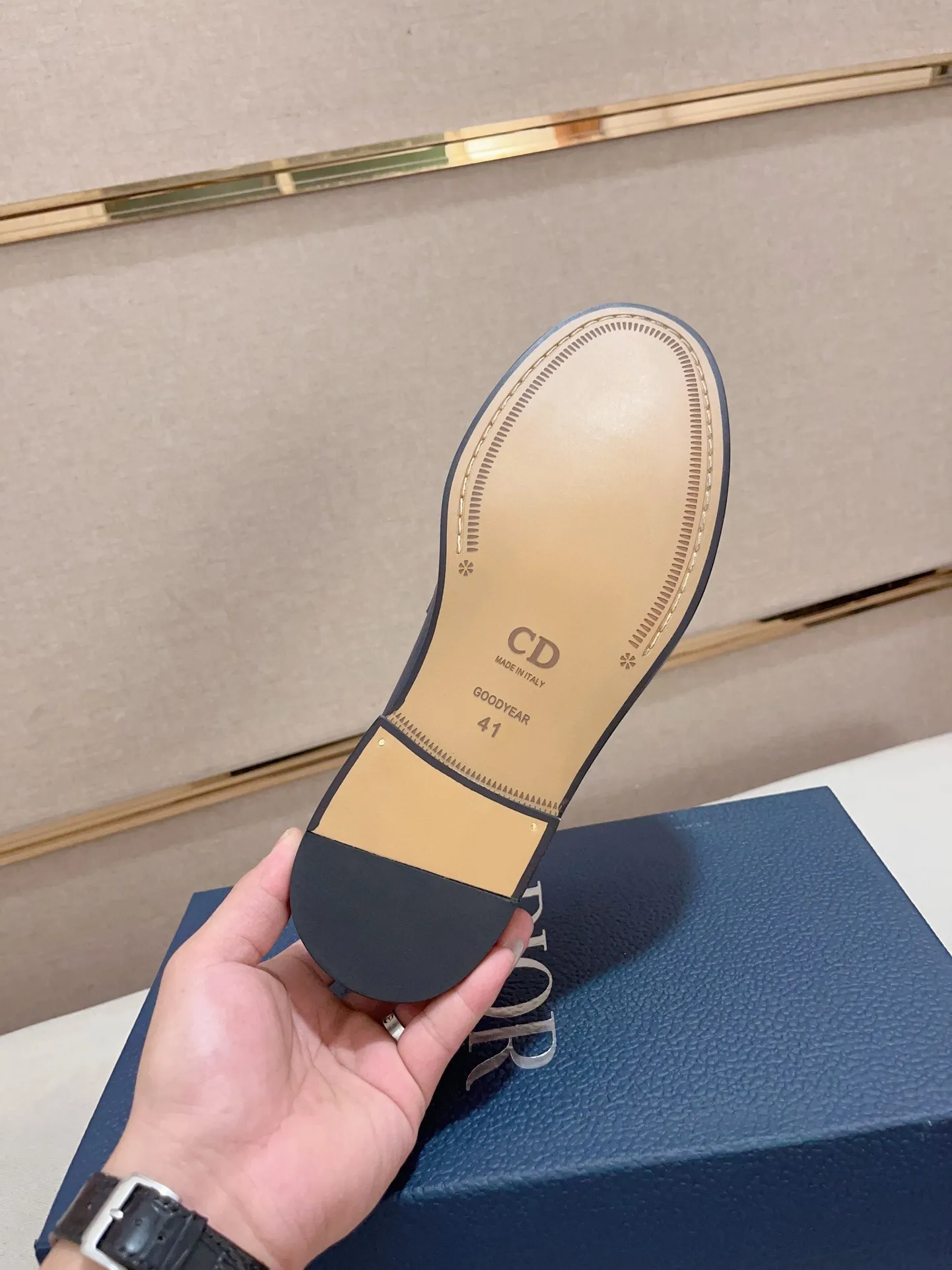 Men's shoes 💰: 560💰 High-end version of Dior Dior's new series. Famous actors and internet celebrities wear super popular designs. The sculptures of French artist Niki de Saint Phalle are designed as rings. Material: Imported original material ➕Painted cowhide Foot pads: cowhide Outsole: Rubber outsole Men's shoe size: 38~44 Can be customized to size 45